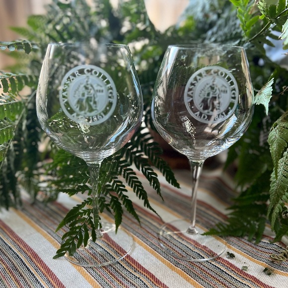 Vassar College Elegant Clear Wine Glass Set with rare seal. Red wine 22 OZ New - Picture 3 of 3